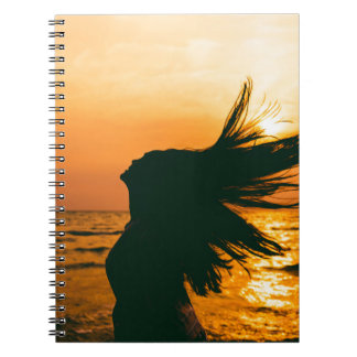 Carnet Silhouette de fille, coucher du soleil sur la mer,