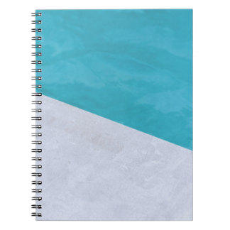 Carnet Sol gris vide à côté de la piscine