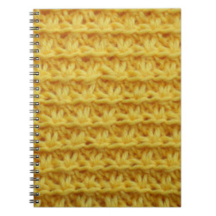 Carnet Tissu tricoté jaune : texture rayée.