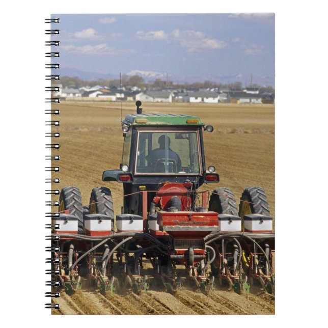 Carnet Tracteur tirant un planteur de maïs de graine (Devant)