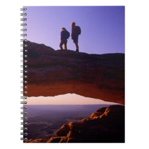Carnet Un couple observe le lever du soleil depuis le som