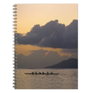 Carnet Une équipe de canoë à balancier s'entraîne au larg