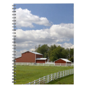 Carnet Une grange rouge et une ferme à Pamona, Kansas.