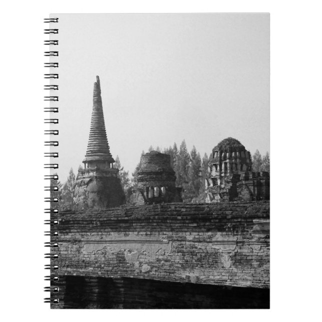 Carnet Une image noire et blanche d'un vieux temple (Devant)