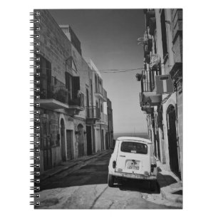 Carnet Vieille voiture dans une rue en Italie avec la mer