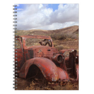 Carnet Vieille voiture se rouillant dans le paysage de
