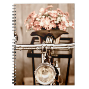 Carnet Vieux vélo et fleurs flou dans le processus arrièr