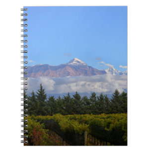 Carnet Vue de vignoble avec la montagne sur l'arrière -