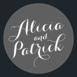 Carolyna Wedding Runder Aufkleber<br><div class="desc">Elegantes Hochzeitsdesign mit den Namen der Braut und des Bräutigams in einem großen handgeschriebenen Schriftsatz. Die Farben und Schriftart des Designs sind vollständig anpassbar. Für passende Artikel wie Rsvp-Karten,  Aufkleber,  Beipackkarten und vieles mehr,  klicken Sie auf den unten stehenden Link,  um die gesamte Carolyna Hochzeitskollektion anzuzeigen.</div>