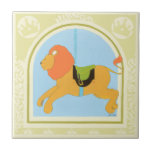 Carousel Lion von June Erica Vess Fliese<br><div class="desc">Der König des Dschungels wird in diesem Stück von June Erica Vess als Karussell-Tier dargestellt. Mit einem lächelnden Gesicht ist dies ein sehr kinderfreundlicher Ausdruck. Kaufen Sie es heute und stecken Sie es an die Wand des Kinderzimmers Ihres Kindes!</div>