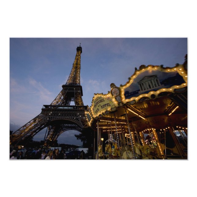 Carousel vom Eiffelturm im Abend, Fotodruck (Vorne)