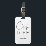 CARPE DIEM | Typografie mit schwarzer Hand Gepäckanhänger<br><div class="desc">Sieg den Tag! Das ist es! Machen Sie Ihr Leben außergewöhnlich! Eine weiße Gepäckmarke mit "Carpe Diem" in zwei schwarzen Schriftart: eine wunderschöne, sexy handgeschriebene Schriftzeichen-Kalligraphie-Typografie und eine wunderschöne, leichte, elegante Sans-Serif. Personalisiert mit dem Namen unten. Auf der Rückseite der Karte befindet sich ein Steckplatz für Ihre Visitenkarte. Stilvoll, modern...</div>