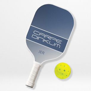 Carpe Dinkum Lustige Gradienten-Initialen Navy Pickleball Schläger