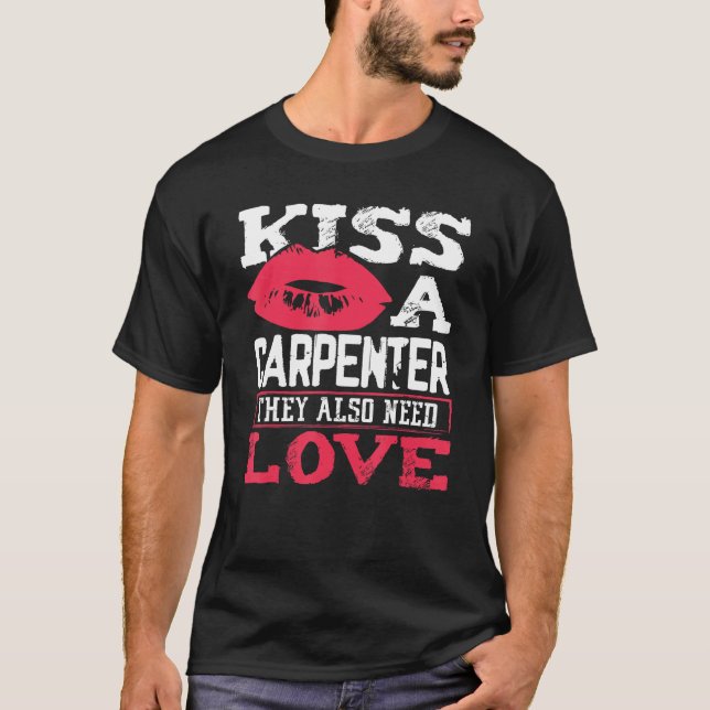 Carpentry Kiss A Carpenter Also Need Love Carpente T-Shirt (Vorderseite)