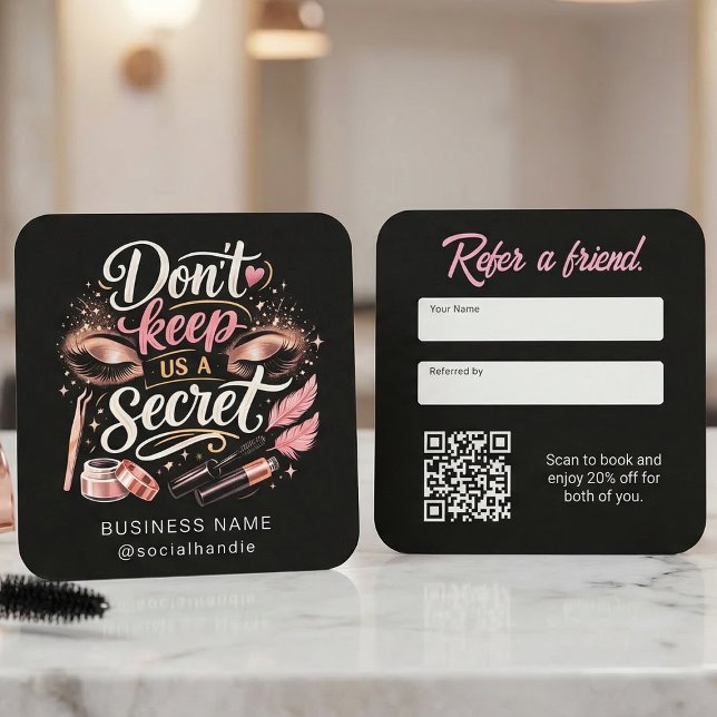 Carré Carte de visite avec QR code pour recommandations  (Beauty referral card with bold glam typography and QR code)