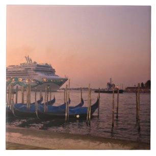 Carreau Bateau de croisière et gondoles près du Grand Cana