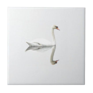 Carreau Beau cygne blanc dans l'image retournée de l'eau