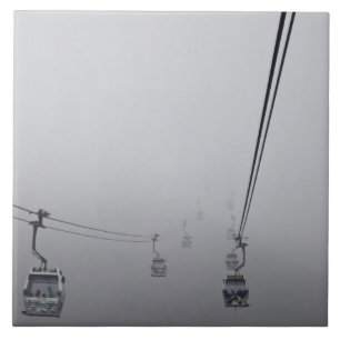 Carreau Câble Ngong Ping dans le brouillard épais