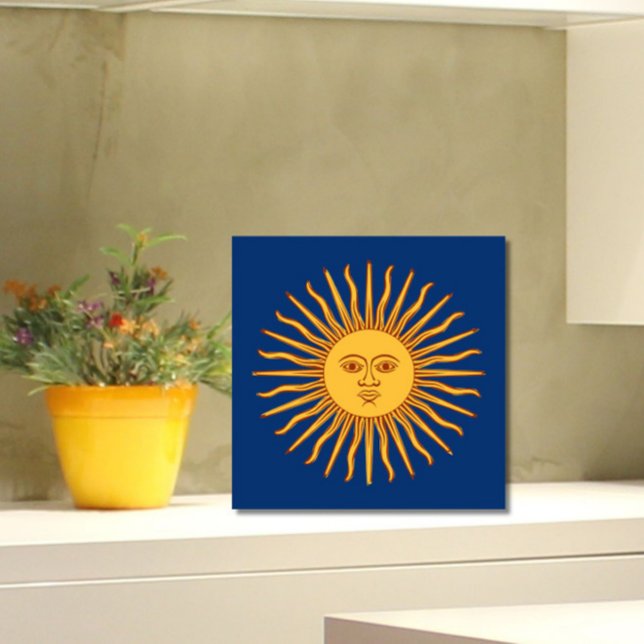 Carreau Céleste Yellow Sunshine Face sur Bleu Stylish (Add the charm and warmth of the sun to your tiled space!)