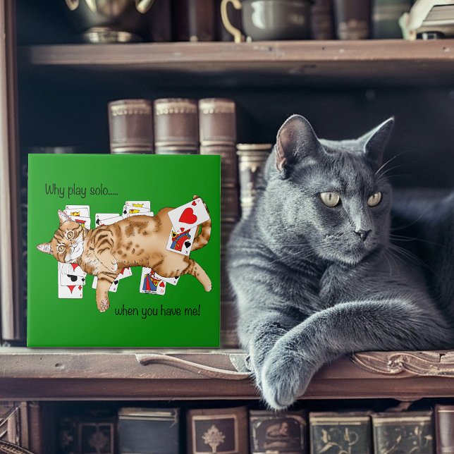 Carreau Chat tigré orange drôle jouant aux cartes de solit (Créateur téléchargé)