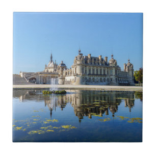 Carreau Château de Chantilly avec réflexion dans un étang