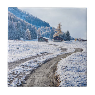 Carreau Chemin de terre dans l'au sol de neige, Alpes