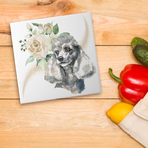 Carreau Chien de caniche à bouquet de rose blanche