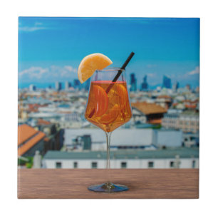 Carreau Cocktail Spritz sur une table avec vue sur Milan