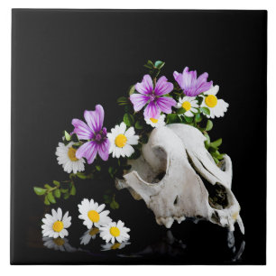 Carreau Crâne animal avec une couronne de fleur sauvage