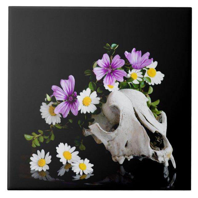 Carreau Crâne animal avec une couronne de fleur sauvage (Devant)