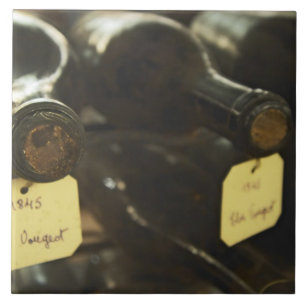 Carreau Dans la cave à vin souterraine : bouteilles couch