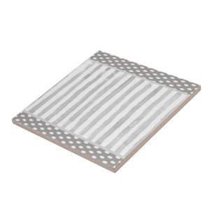 Carreau de céramique blanc et gris rayé