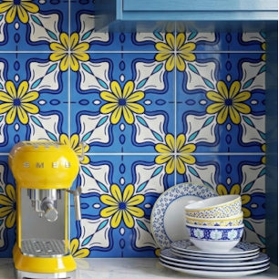 Carreau de céramique bleu et jaune