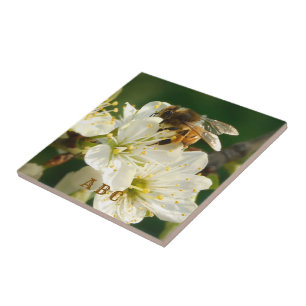 Carreau de céramique représentant une abeille à mi