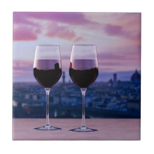 Carreau Deux verres de vin rouge sur la ligne d'horizon de