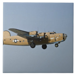 Carreau Diamond Lil B-24 Bombardier, atterrissant à Oshkos