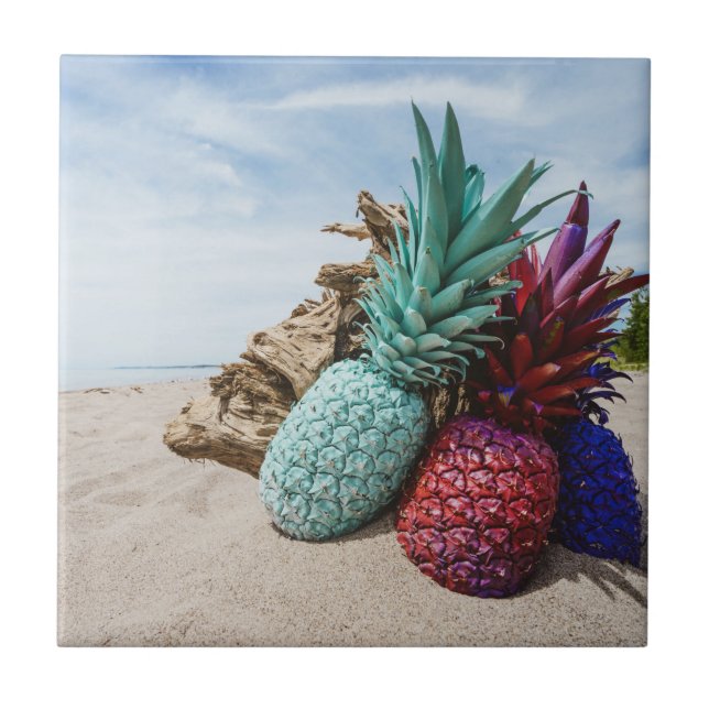 Carreau En Céramique Ananas colorés sur une plage de sable (Devant)