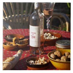 Carreau En Céramique Apéritif et apéritifs préparés: pain, olives,