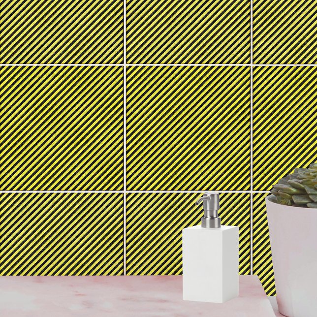 Carreau En Céramique Bandes diagonales minces en noir et jaune (Thin Black and Yellow Diagonal Stripes Tile)