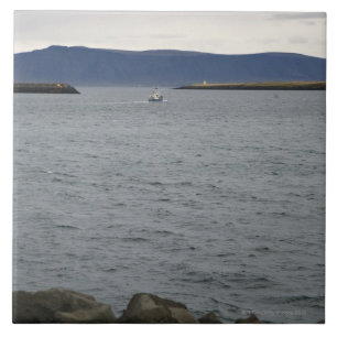Carreau En Céramique Bateau de pêche quittant le port, Reykjavik,