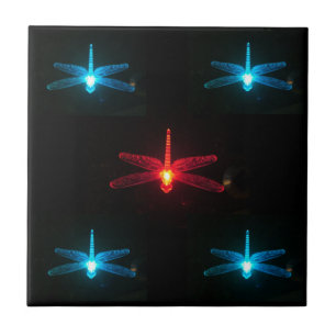 Carreau En Céramique Bleu et tuile rougeoyante rouge de libellules