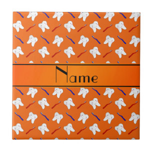 Carreau En Céramique Brosses d'orange et motif nommés personnalisés d