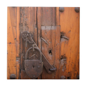 Carreau En Céramique Cadenas sur une porte en bois