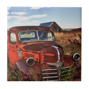 Carreau En Céramique Camion Dodge orange rouillé avec ferme abandonnée