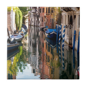 Carreau En Céramique Canal pendant le matin