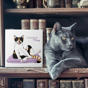 Carreau En Céramique Chat calico fantaisiste violet classe et impertine