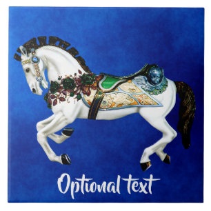 Carreau En Céramique Cheval assez blanc de carrousel sur le bleu