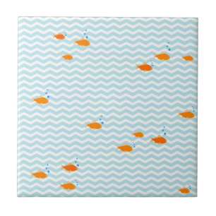 Carreau En Céramique Chevron bleu lunatique avec des poissons d'or