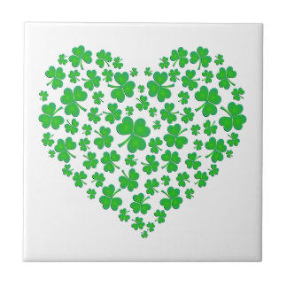 Carreau En Céramique Coeur vert irlandais de shamrock