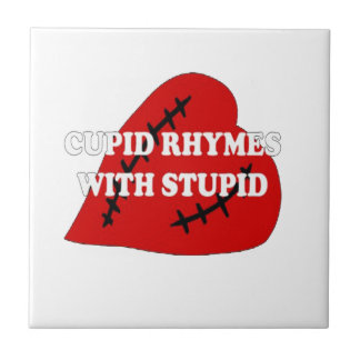 Carreau En Céramique Des rimes Cupides Avec Stupides